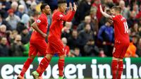 Para pemain Liverpool merayakan gol Roberto Firmino (tengah) ke gawang Sunderland pada laga Premier League di Anfield, Liverpool, Sabtu (6/2/2016) malam WIB. (Reuters/Carl Recine)