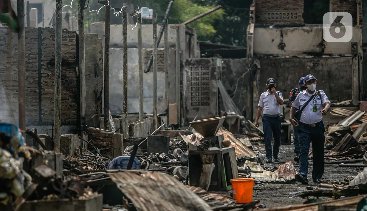 Petugas mengecek Pasar Kambing usai terbakar di Jalan Sabeni RT 1 RW 12, Kebon Melati, Tanah Abang, Jakarta, Jumat (9/4/2021). Pasar Kambing akan ditata ulang pascakebakaran yang terjadi pada Kamis (8/4/2021) sore kemarin. (Liputan6.com/Faizal Fanani)