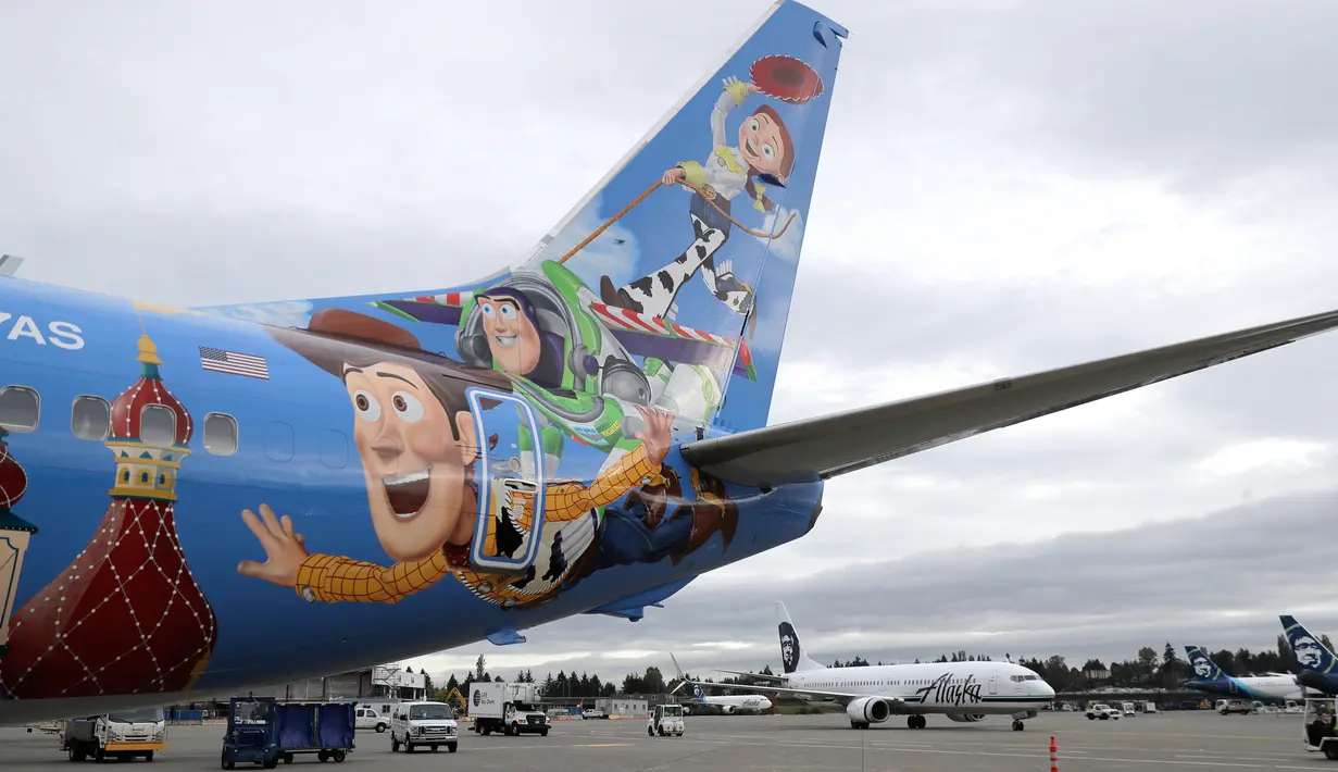 Ekor pesawat Alaska Airlines dicat dengan dengan tema khusus dari salah satu film yang diproduksi Pixar Animation Studios di Bandara Internasional Seattle-Tacoma, Seattle pada 7 Oktober 2019. Pesawat Boeing 737-800 milik maskapai tersebut menampilkan tokoh dari Toy Story. (AP Photo/Ted S. Warren)