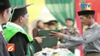 Viral video seorang bapak wakili anaknya yang telah meninggal untuk terima ijazah di acara wisuda UIN Ar Raniry.
