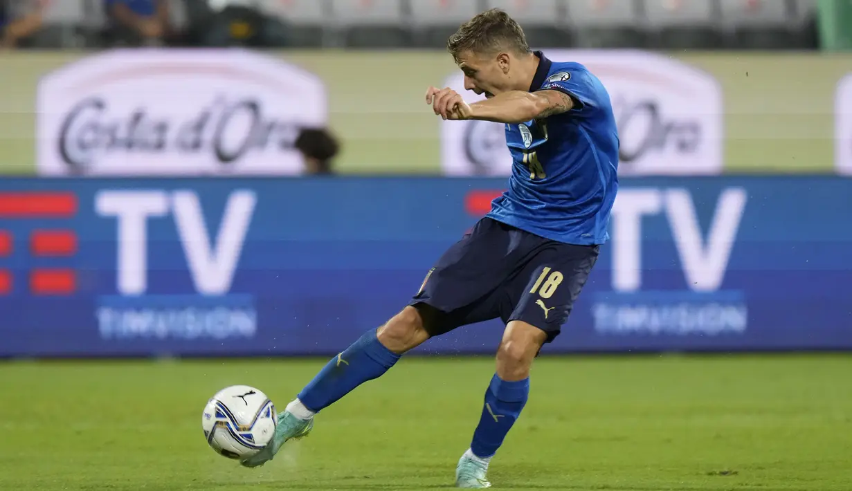 Pemain Italia Ciro Immobile mencoba melepaskan tembakan ke gawang Bulgaria pada pertandingan sepak bola Grup C kualifikasi Piala Dunia 2022 di Stadion Artemio Franchi, Florence, Italia, Kamis (2/9/2021). Pertandingan berakhir dengan skor 1-1. (AP Photo/Luca Bruno)