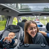 Road trip bersama balita bisa menjadi pengalaman menyenangkan bagi keluarga jika direncanakan dengan baik. (Foto/Dok: Magnific)