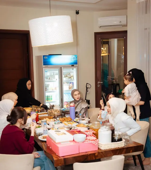 Meriah penuh tawa, intip 7 momen seru bukber geng artis Mamayu yang seru abis