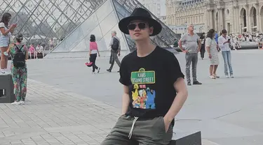 Faul LIDA baru-baru ini menikmati liburannya dengan keliling negara Eropa. Dari sejumlah potretnya selama di sana, posenya memakai topi paling mencuri perhatian. Saat berada di Paris, pedangdut asal Aceh ini tampil keren dengan topi hitam jenis koboi. Padu padannya semakin serasi dengan kacamata dan kaus hitam yang dipakainya. (Liputan6.com/IG/@faul.lida2019)