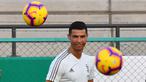 Striker Juventus, Cristiano Ronaldo, saat sesi latihan jelang laga Supercoppa Italia di Stadion King Abdullah Sports City, Selasa (15/1). Juventus akan berhadapan dengan AC Milan. (AFP/Giuseppe Cacace)