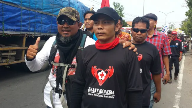 Protes pelayanan BPJS Kesehatan, warga Surabaya jalan kaki ke Jakarta ingin bertemu Presiden Jokowi. (Liputan6.com/Fajar Eko Nugroho)