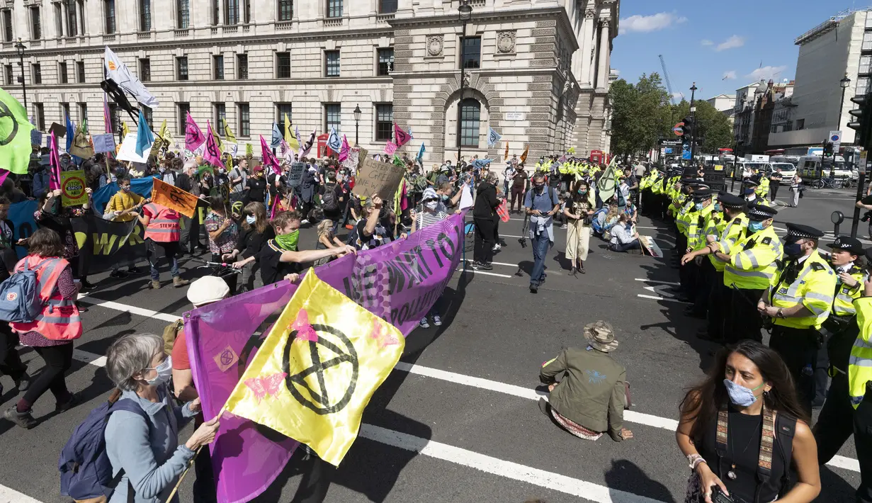 Para pengunjuk rasa mengikuti demonstrasi bertajuk Extinction Rebellion di London, Inggris  (1/9/2020). Berdasarkan rencana kelompok pegiat lingkungan Extinction Rebellion, para aktivis mereka memblokade sejumlah ruas jalan di London, Manchester, dan Cardiff pada 1 September. (Xinhua)