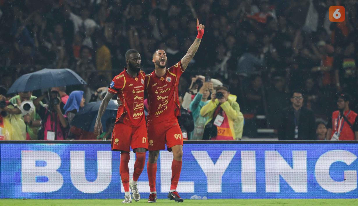 Skor 1-0 untuk keunggulan Persija bertahan hingga waktu turun minum. Tampak dalam foto, pemain Persija Emaxwell Souza De Lima (kanan) merayakan gol yang dicetak Allano Brendon De Souza Lima saat melawan Persebaya pada pertandingan pekan ke-27 BRI Super League 2025/2026 di Stadion Utama Gelora Bung Karno (SUGBK), Jakarta, Sabtu (11/4/2026). (Bola.com/Bagaskara Lazuardi)