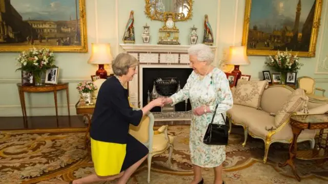 Theresa May membungkuk di hadapan Ratu Elizabeth II dalam proses penunjukkannya sebagai PM Inggris