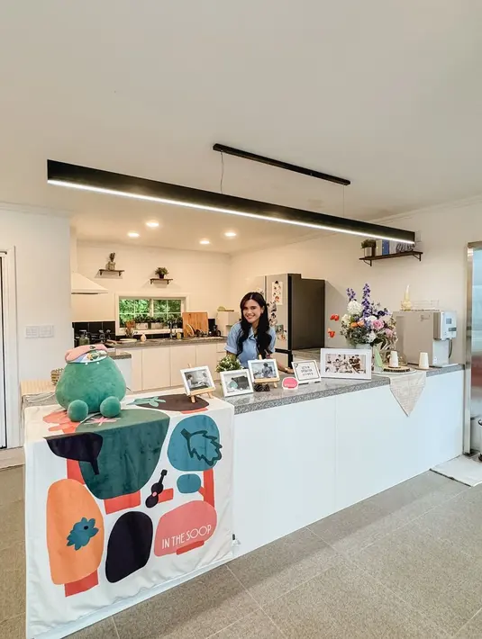 Selain berfoto di halaman dan di kamar ketujuh member BTS, Audi juga berkeliling ke beberapa ruangan di rumah tersebut. Setiap ruangan juga pastinya punya cerita dan kenangan tersendiri bagi para member. Salah satu tempat berkumpul mereka adalah dapur. Banyak foto dan properti yang terpajang di sini. (Liputan6.com/IG/@audimarissa)