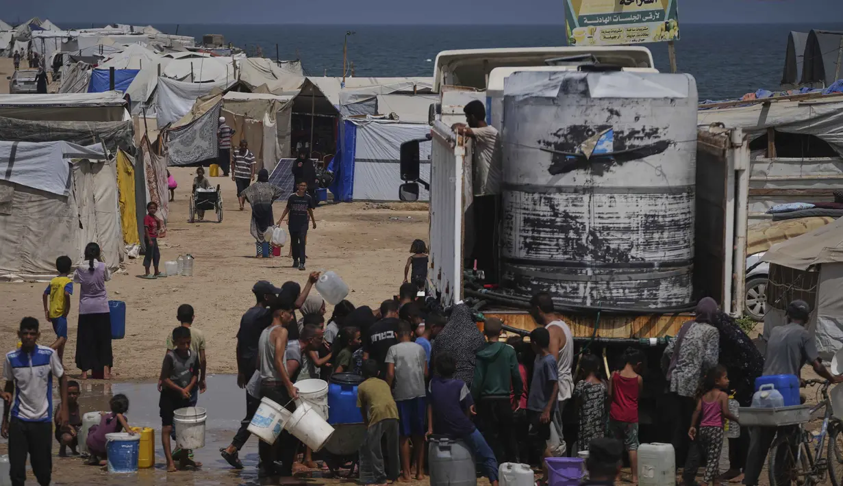 Warga di Jalur Gaza, Palestina menghadapi krisis yang semakin meningkat dalam upayanya untuk mengakses air bersih. (AP Photo/Abdel Kareem Hana)