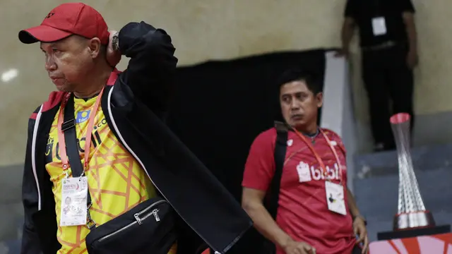 Pelatih bulutangkis Indonesia, Richard Mainaky, mengamati pemainnya saat melawan pasangan India. (Bola.com/M. Iqbal Ichsan)