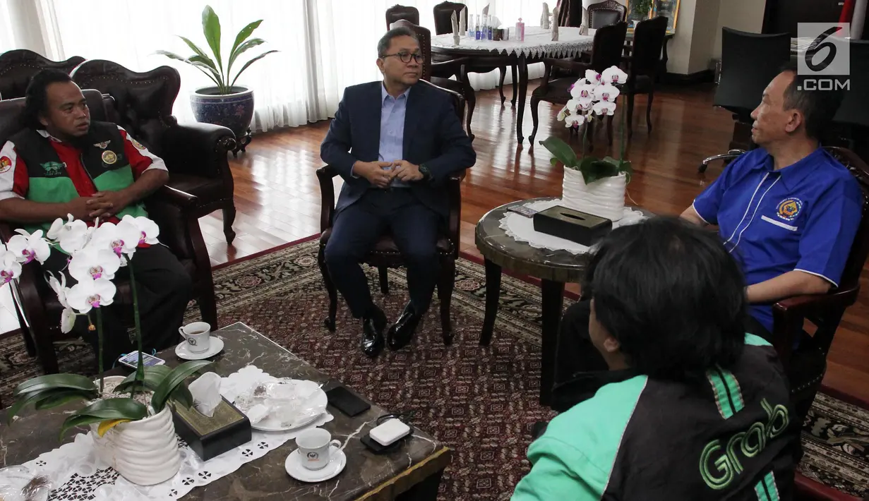 Ketua MPR Zulkifli Hasan (dua kiri) berbincang dengan perwakilan Masyarakat Ojek Online Seluruh Indonesia (MOSI) di ruang kerjanya, Jakarta, Kamis (25/10). MOSI meminta Zulkifli Hasan menjadi "Bapak Angkat" alias dewan pembina. (Liputan6.com/JohanTallo)