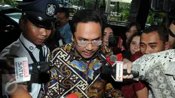 Wartawan meminta keterangan terkait kedatangan Anggota BPK, Agung Firman Sampurna di Gedung KPK, Jakarta, Jumat (5/2/2016). BPK akan segera memeriksa laporan keuangan KPK. (Liputan6.com/Helmi Afandi)