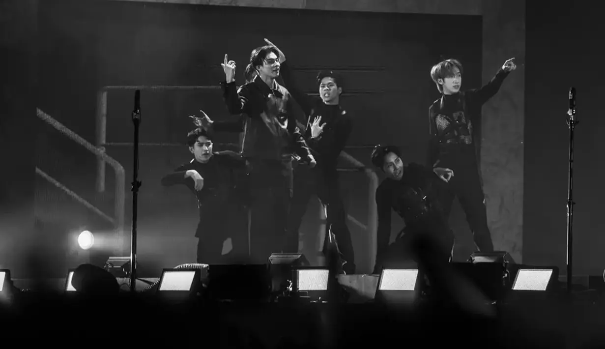 Bright juga baru saja menggelar konser bertajuk Shooting Star di The Kasablanka Hall, Kota Kasablanka, Jakarta Selatan pada Sabtu (15/10/2022) lalu. Artis keturunan Amerika Serikat yang lahir di Provinsi Nakhon Pathom, Thailand pada 27 Desember 1997 itu sudah terjun di dunia entertainment sebagai artis Thailand sejak usia 15 tahun. (Liputan6.com/IG/@bbrightvc)