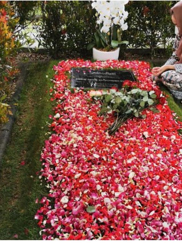 2 Tahun Kepergian Ashraf Sinclair, Ini 7 Potret BCL dan Noah Ziarah ke Makam