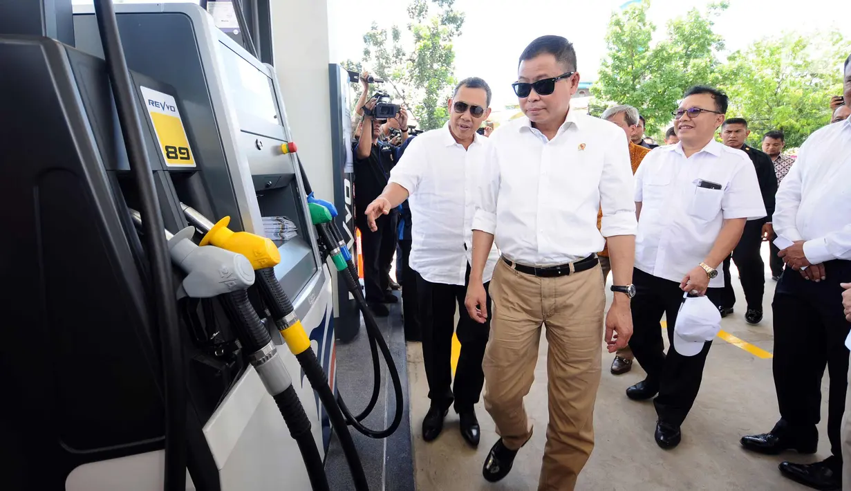 Menteri ESDM, Ignasius Jonan (tengah) meninjau alat pengisian BBM saat meninjau SPBU Vivo di kawasan Cilangkap, Jakarta, Kamis (26/10). SPBU tersebut akan menyalurkan BBM bensin RON 89, 90, dan 92 dengan merk Revvo. (Liputan6.com/Helmi Fithriansyah)