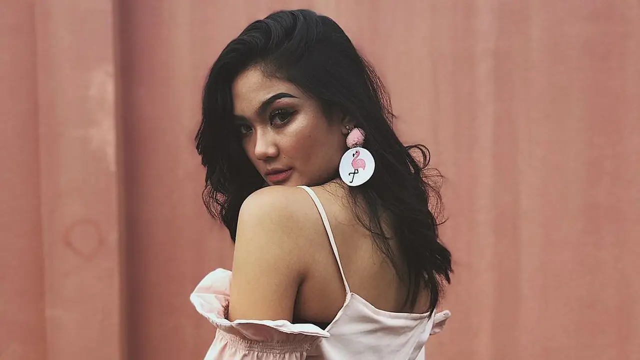 [Bintang] 8 Foto Sensual Marion Jola yang Bikin Cowok Panas Dingin