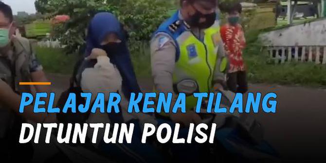 VIDEO: Tidak Mau Turun dari Motor, Pelajar Kena Tilang Dituntun Polisi