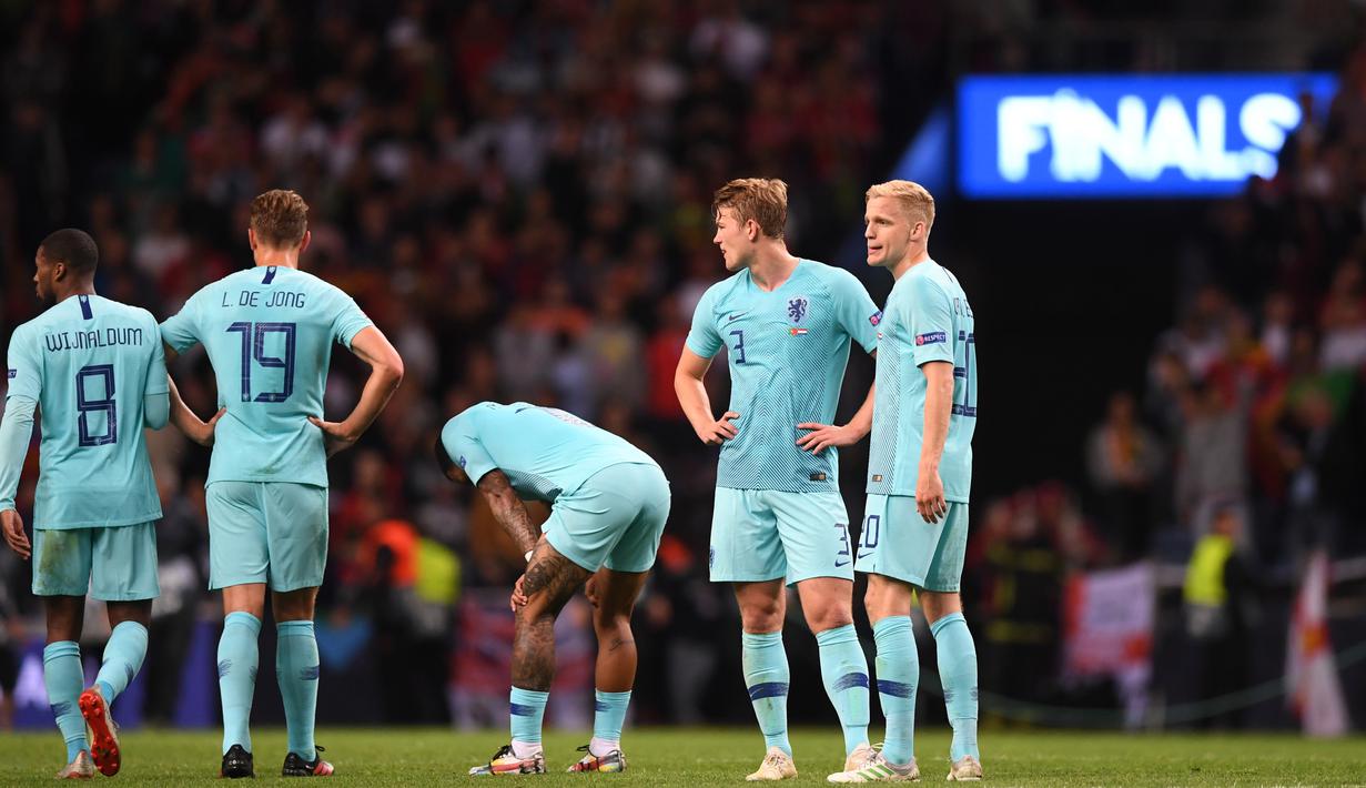 Para pemain Belanda tampak kecewa usai dikalahkan Portugal pada laga final UEFA Nations League di Stadion Dragao, Porto, Minggu (9/6). Portugal menang 1-0 atas Belanda. (AFP/Patricia De Melo)