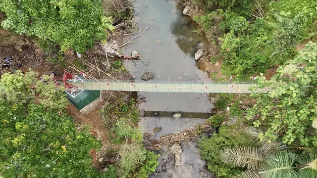 Di penghujung Desember 2025, sebuah jembatan gantung sudah terbentang di Desa Harumandala, Pangandaran. (foto: istimewa).