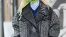 Aktris Elle Fanning membawakan busana karya Miu Miu pada pagelaran Paris Fashion Week Fall-Winter 2018, Selasa (6/3). Ini merupakan aksi catwalk pertama Elle Fanning menyusuri panggung pekan mode. (Vianney Le Caer/Invision/AP)