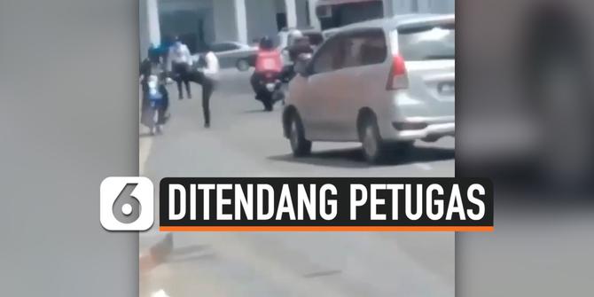 VIDEO: Hindari Razia, Pengendara Motor ditendang Petugas