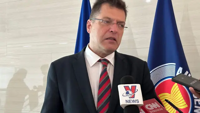 Komisioner Eropa untuk Manajemen Krisis Janez Lenarčič di Kantor Sekretariat ASEAN, Kamis (17/10/2024). (Liputan6.com/Benedikta Miranti)