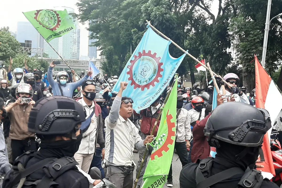 Sejumlah aliansi buruh yang demo tolak Omnibus Law RUU Cipta Kerja diadang Brimob saat menuju ke Gedung DPR/MPR, Kamis (9/10/2020)