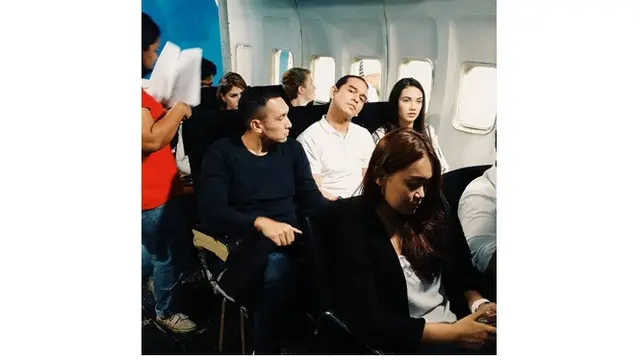 6 Potret di Balik Layar Giovanni Tobing dengan Pemain Samudra Cinta, Seru
