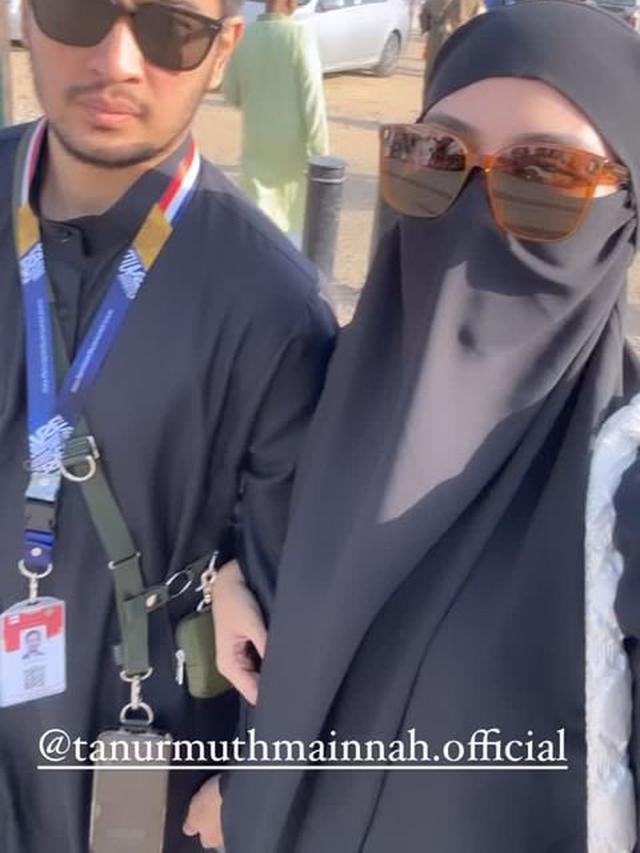 7 Potret Syahnaz Sadiqah Umrah Bareng Jeje, Tampil Bercadar Tuai Sorotan