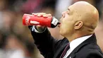 Gaya pelatih Stuttgart asal Swiss Christian Gross dengan botol minumannya di laga lanjutan Bundesliga melawan Borussia Dortmund di Mercedes-Benz Arena, 29 Agustus 2010. AFP PHOTO / THOMAS KIENZLE 