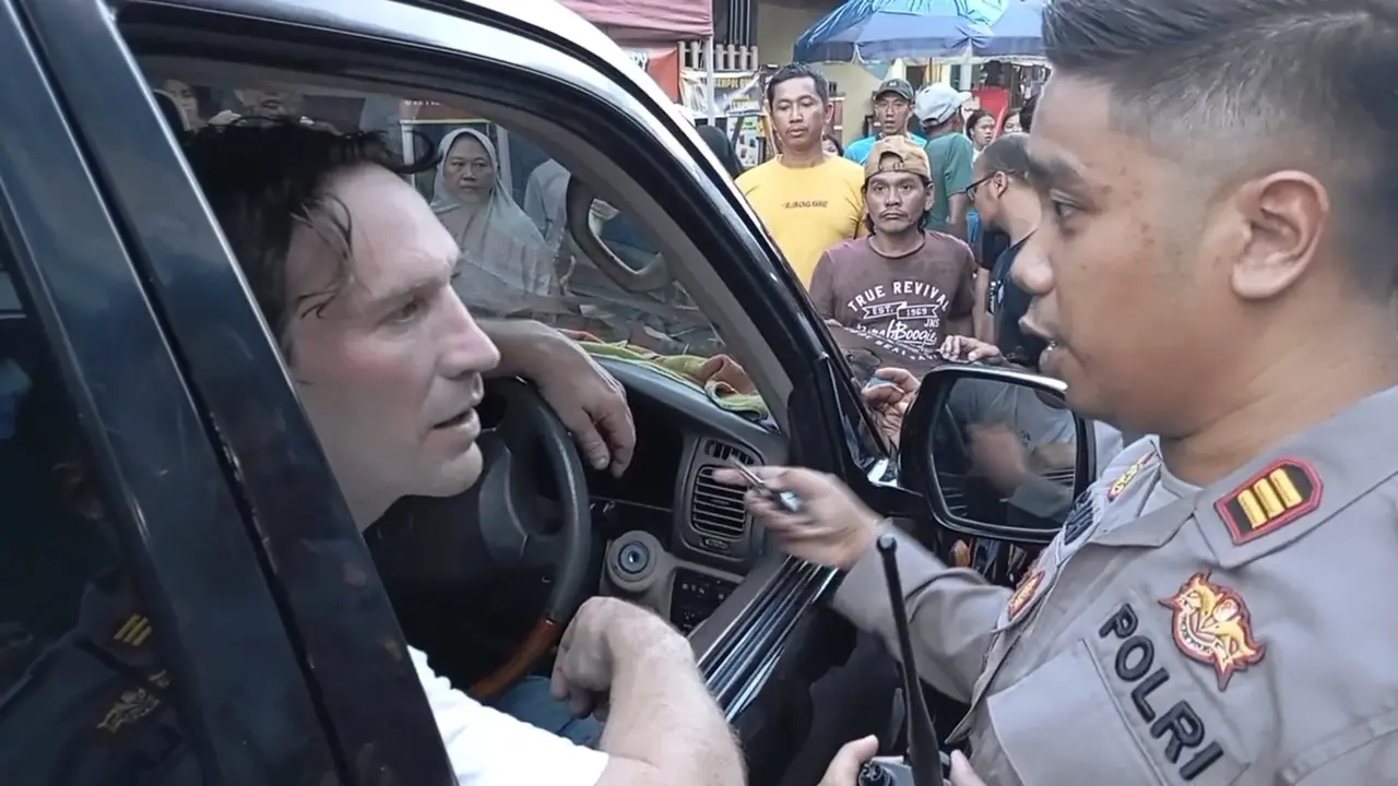 Tangkapan layar rekaman video, WNA asal Australia diamankan oleh pihak Kepolisian Sektor Teluk Betung Selatan yang nyaris diamuk warga. Foto : (Istimewa).