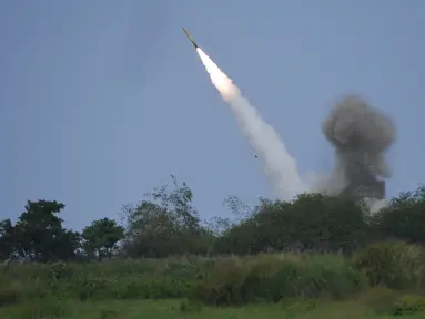 Sistem Roket Artileri Mobilitas Tinggi (HIMARS) M142 AS menembakkan rudal selama latihan militer gabungan Balikatan AS-Filipina di San Antonio di Provinis Zambales, Filipina utara pada Rabu, 26 April 2023. (AFP/TED ALJIBE)