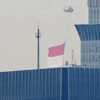 Helikopter TNI AU mengibarkan bendera merah putih raksasa di langit Jakarta, Jumat (13/8) untuk persiapan puncak peringatan HUT ke-76 RI (Foto: Liputan6.com/Herman Zakharia)