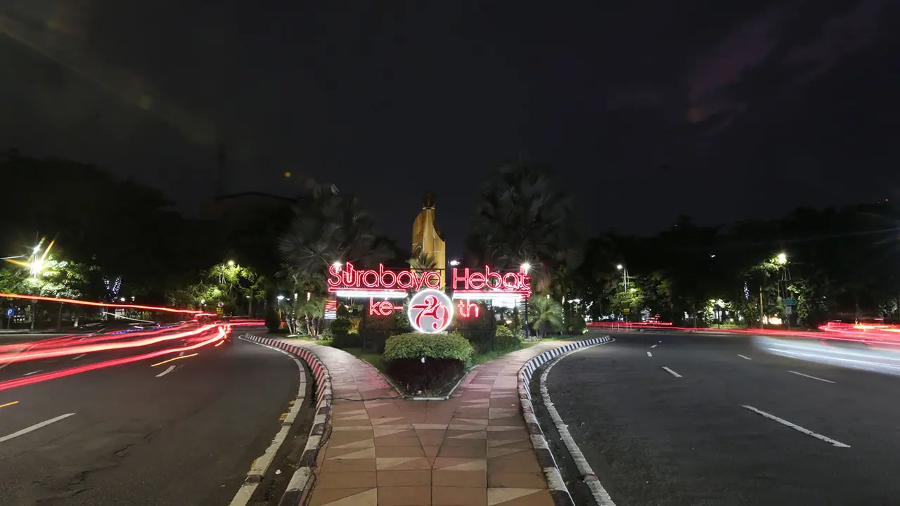 Sejumlah ornamen Pecinan terpasang di Jalanan Surabaya. (Dian Kurniawan/Liputan6.com)