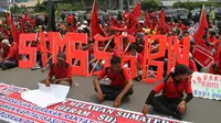 Ribuan Massa Aksi Peringati Hari Buruh Internasional di Medan (Liputan6.com/Reza Zakaria)