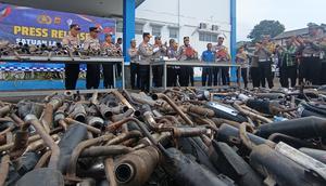 Polres Sukabumi Kota sita ribuan knalpot brong. (Liputan6.com/Fira Syahrin)