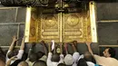 Umat muslim menyentuh Kabah saat melakukan tawaf dalam ibadah haji di Masjidil Haram, Mekah, Arab Saudi (28/8). Kabah merupakan bangunan suci bagi umat Islam dan merupakan bangunan yang dijadikan patokan arah kiblat. (AP Photo / Khalil Hamra)