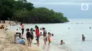 Wisatawan beraktivitas di kawasan Pantai Bama, Taman Nasional Baluran, Situbondo, Jawa Timur, Sabtu (29/4/2023). (merdeka.com/Arie Basuki)