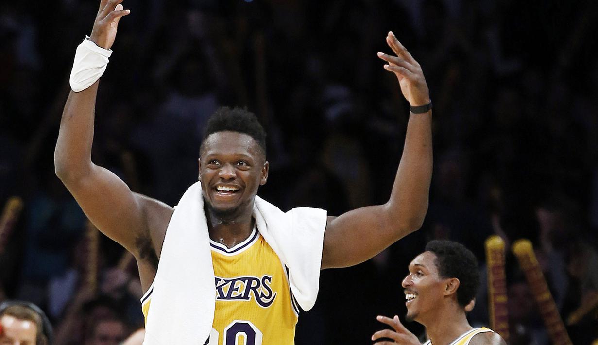 Kegembiraan pemain Los Angeles Lakers, Julius Randle #30 dan Louis Williams #23 usai menaklukkan Warriors  pada laga NBA basketball game di Los Angeles, (4/11/2016).  (AP /Alex Gallardo)