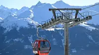 Kereta gantung di Pegunungan Alpen Austria. Longsor terjadi di gunung Trittkopf setinggi 2.700 meter (9.000 kaki) sekitar pukul 15.00 waktu setempat pada hari Minggu. (Kerstin Joensson/AFP)