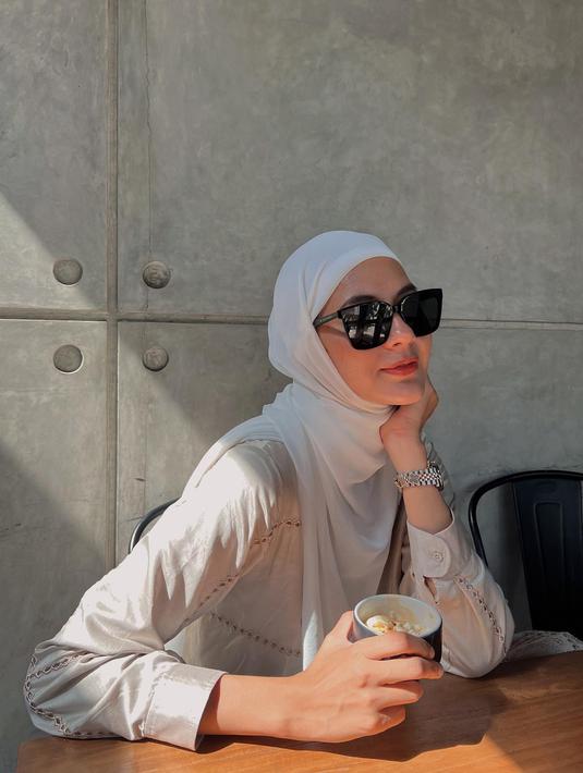 Dalam keterangannya, Paula menulis kalimat "Bismillahirrahmanirrahim" menggunakan bahasa Arab. (Foto: Instagram/ paula_verhoeven)