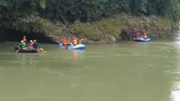 Selama pencarian ketiga santri ini memang mengalami banyak kendala. Bentangan sungai yang luas dan dalam mbuat tim SAR menyelam hingga ke dasar sungai. (Liputan6.com/Achmad Sudarno)