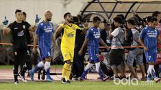 Zulham Zamrun menjadi kapten Mitra Kukar setelah Bayu Pradana absen karena cedera saat melawan Persib Bandung pada babak 8 besar Piala Presiden 2017 di Stadion Manahan, Solo, Sabtu (25/2/2017).  (Bola.com/Nicklas Hanoatubun)