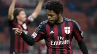 Striker AC Milan, Luiz Adriano, berharap rekan-rekanya bisa memberi kemenangan pada Derby della Madonnina, Senin (1/2/2016) dini hari WIB, di San Siro. (EPA/Matteo Bazzi)