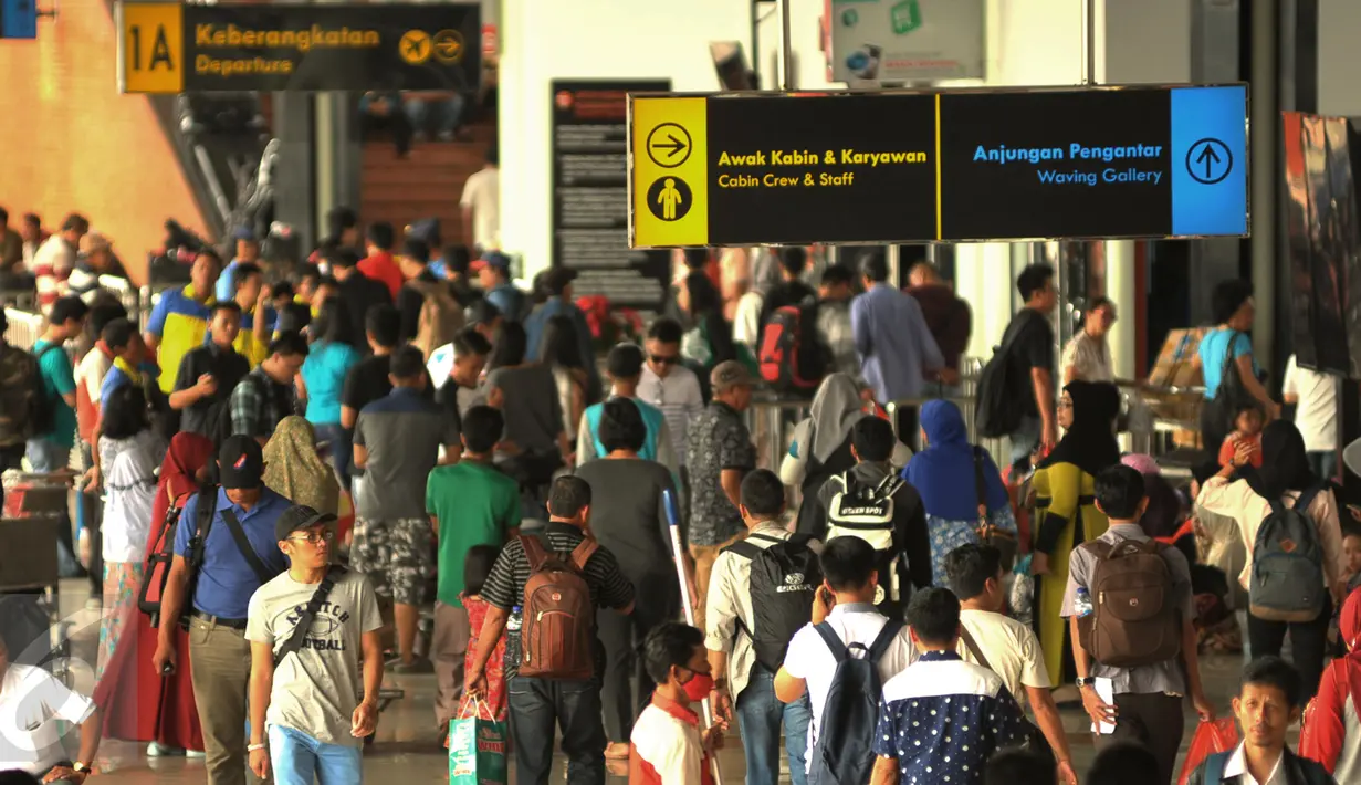 Suasana bandara Soekarno Hatta, Cengkareng, Rabu (24/12). Akibat libur Natal dan Tahun Baru aktivitas beberapa penerbangan di bandara Soetta mengalami penundaan jadwal keberangkatan. (Liputan6.com/Faisal R Syam)