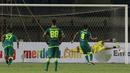 Striker Persebaya Surabaya, Samsul Arif (kedua dari kanan) melakukan eksekusi penalti yang berbuah gol kedua timnya ke gawang Persik Kediri dalam laga Grup C Piala Menpora 2021 di Stadion Si Jalak Harupat, Bandung, Selasa (23/3/2021). Persebaya menang 2-1 atas Persik. (Bola.com/M Iqbal Ichsan)