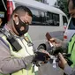 Polisi mengumpulkan kunci kendaraan travel gelap yang disita jajaran Direktorat Lalu Lintas Polda Metro Jaya, Jakarta, Kamis (29/4/2021). Sebanyak 115 kendaraan travel gelap diamankan karena diduga kuat mengangkut pemudik di tengah masa pengetatan larangan mudik 2021. (Liputan6.com/Faizal Fanani)