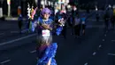 Pria mengenakan gaun wanita saat lomba lari City2Surf Fun di Sydney, Australia, Minggu (13/8). Uniknya, acara ini juga dimeriahkan dengan berbagai kostum peserta dan pertunjukan grup musik di sepanjang rute perlombaan. (AP Photo/Rick Rycroft)